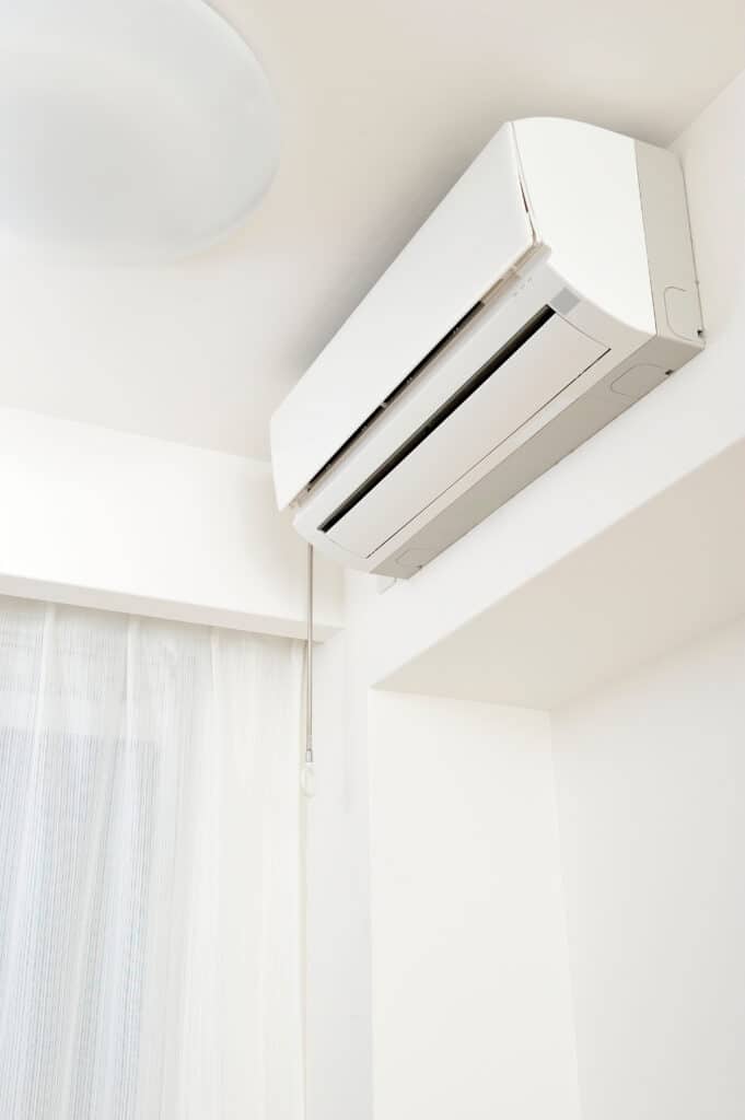 白い部屋とエアコン